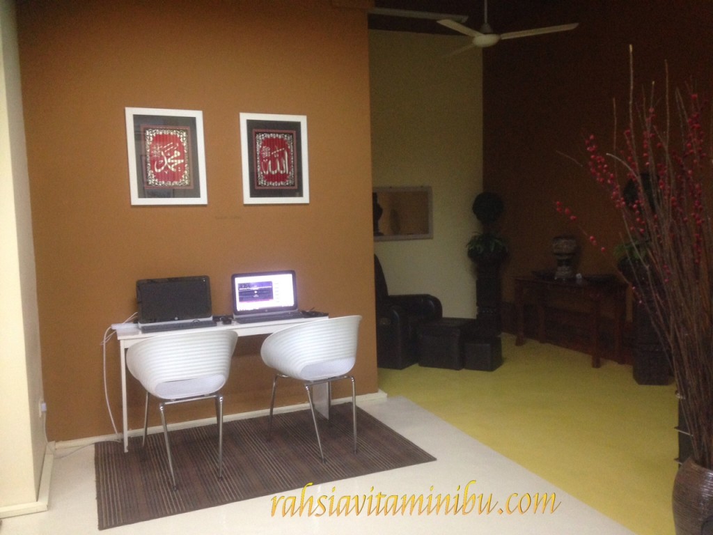 Cyber corner dan foot scrub area di Siti Salon Alzahrah Sri Rampai